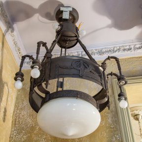 Старинная люстра с белой полусферой